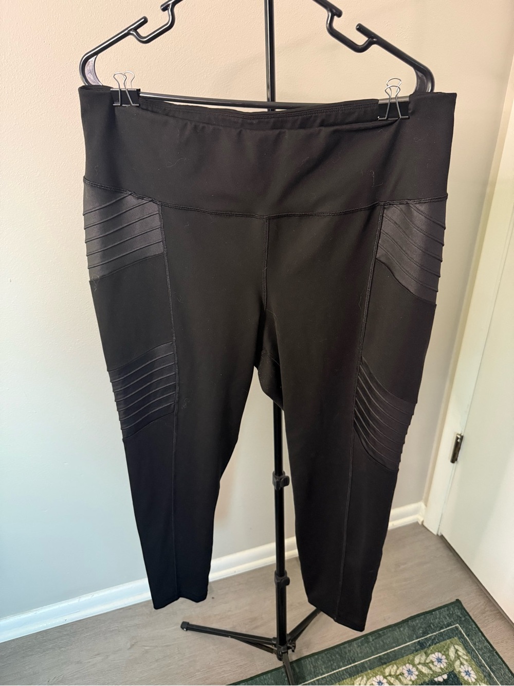 Old Navy Active Legging with Pleather Detail - XXL